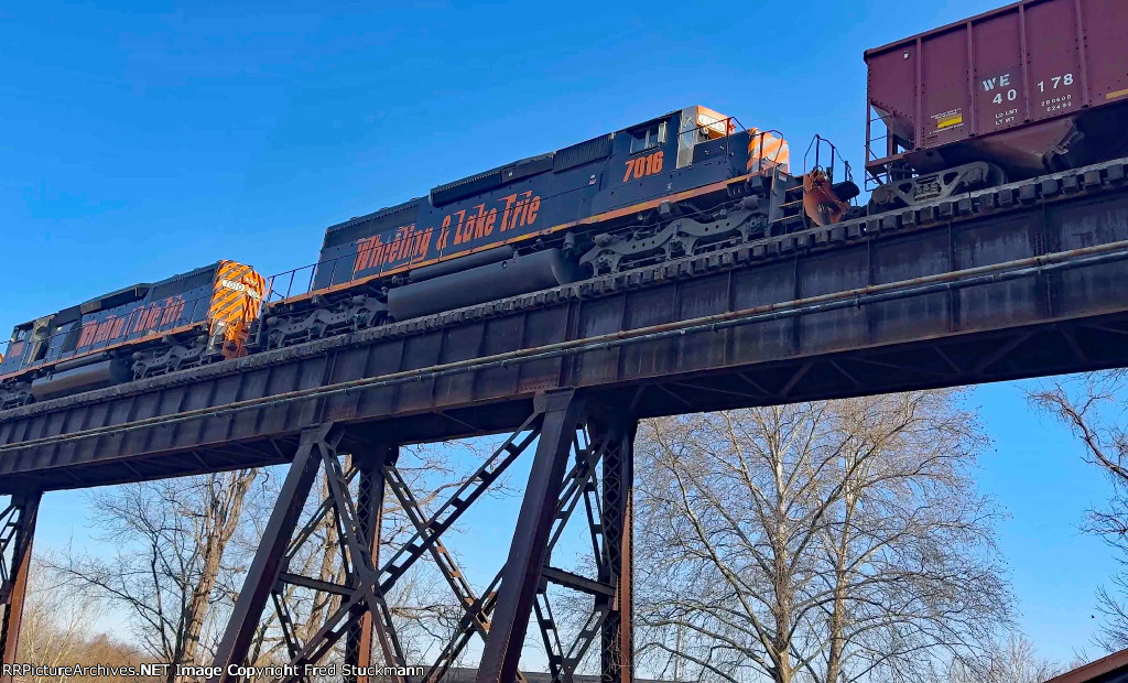 WE 7016 is on the Cascade Locks Trestle.